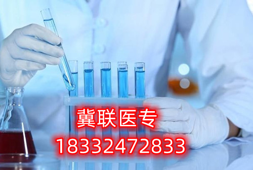 對于很多想要通過河北單招考試升學(xué)的家長和學(xué)生，往往感到為難的就是如何選擇大類方向。石家莊冀聯(lián)醫(yī)學(xué)中專學(xué)校單招升學(xué)熱門專業(yè)及院校推薦  石家莊冀聯(lián)醫(yī)學(xué)中專學(xué)校單招升學(xué)熱門專業(yè)及院校推薦  一方面是對大類招生政策的不了解，另一方面是感覺孩子太小，還不定性，盲目選擇怕將來孩子后悔。    考試七類是家長們眼中的熱門大類，護(hù)理是人氣最高的專業(yè)，優(yōu)秀院校：滄州醫(yī)學(xué)高等?？茖W(xué)校。下面于老師給大家介紹一下第七類醫(yī)藥衛(wèi)生(臨床醫(yī)學(xué)類專業(yè)除外)等所涉及專業(yè)。    單招考試第七類醫(yī)學(xué)類考試第七類：    醫(yī)藥衛(wèi)生(臨床醫(yī)學(xué)類專業(yè)除外)等所涉及專業(yè)    科目：語文150分+數(shù)學(xué)150分+化學(xué)100分+職業(yè)適應(yīng)性測試350分（1、我國當(dāng)前醫(yī)藥衛(wèi)生行業(yè)的特點和發(fā)展方向、醫(yī)藥衛(wèi)生行業(yè)的特點和工作內(nèi)容常識;2、生活中常見的基本疾病預(yù)防知識和疫情防控知識;3、國際、全國疾病防控宣傳日相關(guān)知識;4、醫(yī)學(xué)專業(yè)相關(guān)的社會人文常識。）    牽頭院校：滄州醫(yī)學(xué)高等專科學(xué)校    推薦院校：河北化工醫(yī)藥職業(yè)技術(shù)學(xué)院、滄州醫(yī)學(xué)高等專科學(xué)校、邢臺健康醫(yī)學(xué)院、承德護(hù)理職業(yè)學(xué)院、廊坊衛(wèi)生職業(yè)學(xué)院、唐山職業(yè)技術(shù)學(xué)院、河北女子職業(yè)技術(shù)學(xué)院    熱門專業(yè)：護(hù)理、醫(yī)學(xué)檢驗技術(shù)、醫(yī)學(xué)影像技術(shù)、助產(chǎn)、口腔醫(yī)學(xué)技術(shù)、心理咨詢、眼視光技術(shù)、藥學(xué)    2023年河北單招考試人數(shù)：約25300人    錄取率：58.47%    公辦錄取率：17.50%    大類解讀：熱門大類，男女生都可以報考，文理不限，專業(yè)技術(shù)性不強。      第七大類職業(yè)適應(yīng)性測試具體考試內(nèi)容：    1、我國當(dāng)前醫(yī)藥衛(wèi)生行業(yè)的特點和發(fā)展方向、醫(yī)藥衛(wèi)生行業(yè)的特點和工作內(nèi)容常識；    2、生物醫(yī)學(xué)基礎(chǔ)知識；    3、生活中常見的基本疾病預(yù)防知識和疫情防控知識；    4、國際、全國疾病防控宣傳日相關(guān)知識；    5、醫(yī)學(xué)專業(yè)相關(guān)的社會人文常識。      一、護(hù)理    就業(yè)方向：主要面向各級各類醫(yī)療衛(wèi)生系統(tǒng)和社區(qū)衛(wèi)生服務(wù)機構(gòu)，從事臨床護(hù)理、健康保健工作，就業(yè)度好。    二、醫(yī)學(xué)檢驗技術(shù)    就業(yè)方向：主要面向各級醫(yī)院檢驗科、血庫，各級疾病預(yù)防控制中心、血站、檢驗檢疫、計劃生育服務(wù)等機構(gòu)，以及各種獨立實驗室、醫(yī)學(xué)生物試劑生產(chǎn)經(jīng)營企業(yè)，從事醫(yī)學(xué)檢驗等工作。    三、醫(yī)學(xué)影像技術(shù)    就業(yè)方向：主要面向各級醫(yī)療衛(wèi)生機構(gòu)及體檢中心等部門從事醫(yī)學(xué)影像工作。    四、助產(chǎn)    就業(yè)方向：主要面向各級綜合性醫(yī)院和婦幼保健院（所）、婦幼保健管理機構(gòu) ，以及孕婦學(xué)校、親子活動中心和月嫂培訓(xùn)中心等社區(qū)婦幼保健機構(gòu)組織，從事助產(chǎn)、臨床護(hù)理、計劃生育和婦幼保健管理及服務(wù)等工作。  五、口腔醫(yī)學(xué)技術(shù)    就業(yè)方向：方向一∶口腔治療技術(shù)方向 主要面向各級口腔醫(yī)療機構(gòu)及口腔醫(yī)療相關(guān)機構(gòu)，在醫(yī)師助手、口腔咨詢等崗位群，從事口腔常見病和多發(fā)病的輔助治療與服務(wù)等工作。    方向二∶口腔修復(fù)工藝方向 主要面向口腔修復(fù)制作行業(yè)各級義齒加工企業(yè)、醫(yī)療機構(gòu)口腔技工室及口腔醫(yī)療相關(guān)機構(gòu)，在口腔修復(fù)、技術(shù)管理等崗位群，從事口腔修復(fù)體制作、技術(shù)管理與服務(wù)等工作。  石家莊冀聯(lián)醫(yī)學(xué)中等專業(yè)學(xué)校電話：0311-8736 8833；18332472833（同微信）  石家莊冀聯(lián)醫(yī)學(xué)中專學(xué)?？焓痔枺簐18332472833